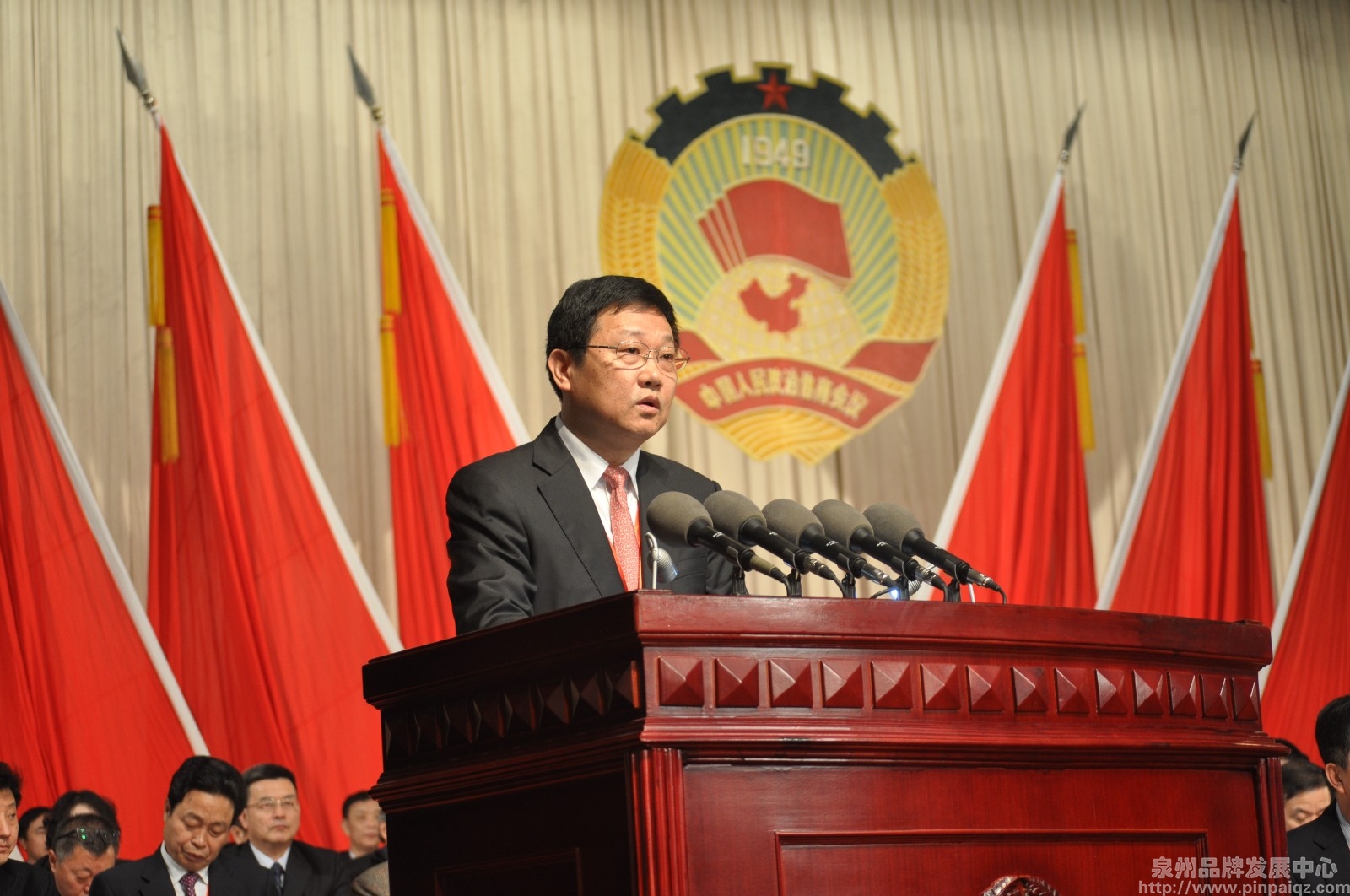 泉州市政协主席杨俊峰在开幕式上作《中国人民政治协商会议第十一届泉州市委员会常务委员会工作报告》