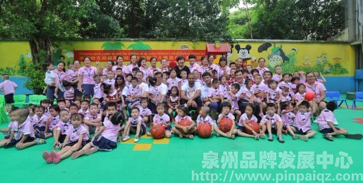 帕克在桂林残疾人事业园与孩子们在一起_副本